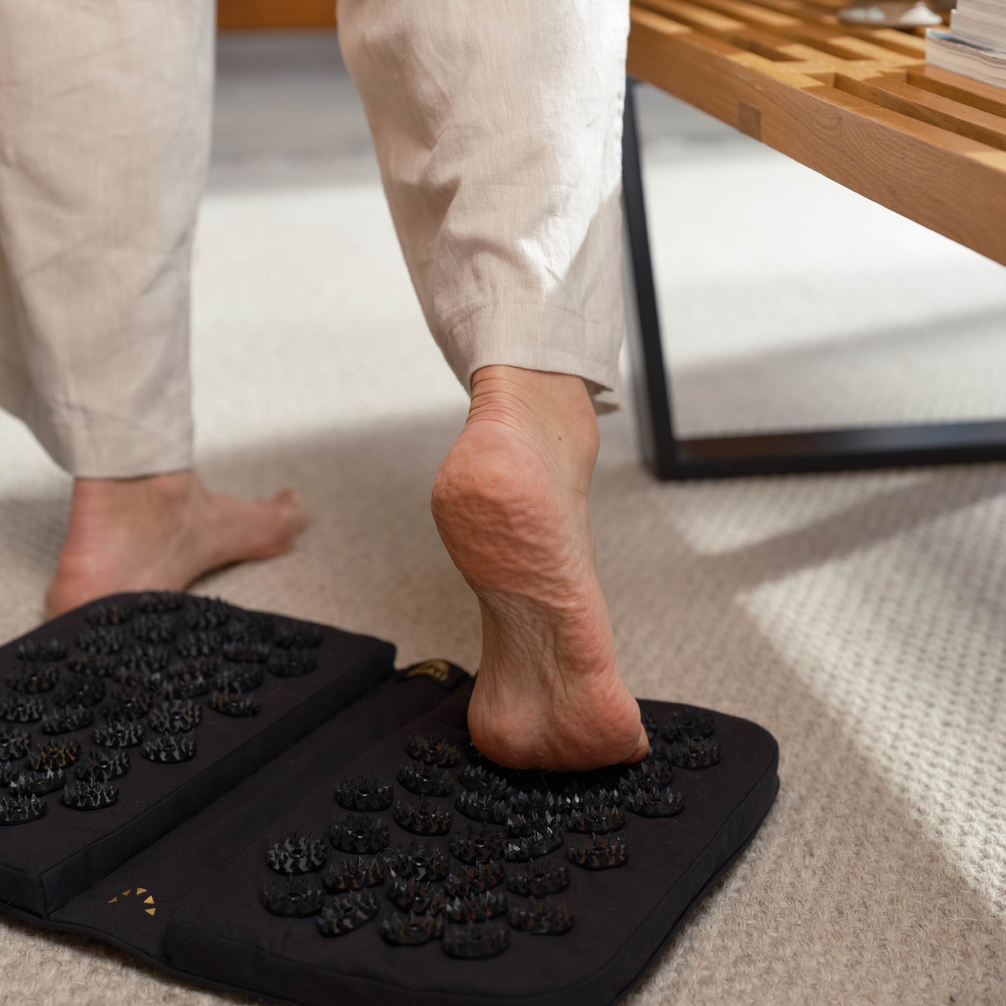 02_Shakti-To-Go-Acupressure-Footpad-Black-Lifestyle-Open-Front.jpg